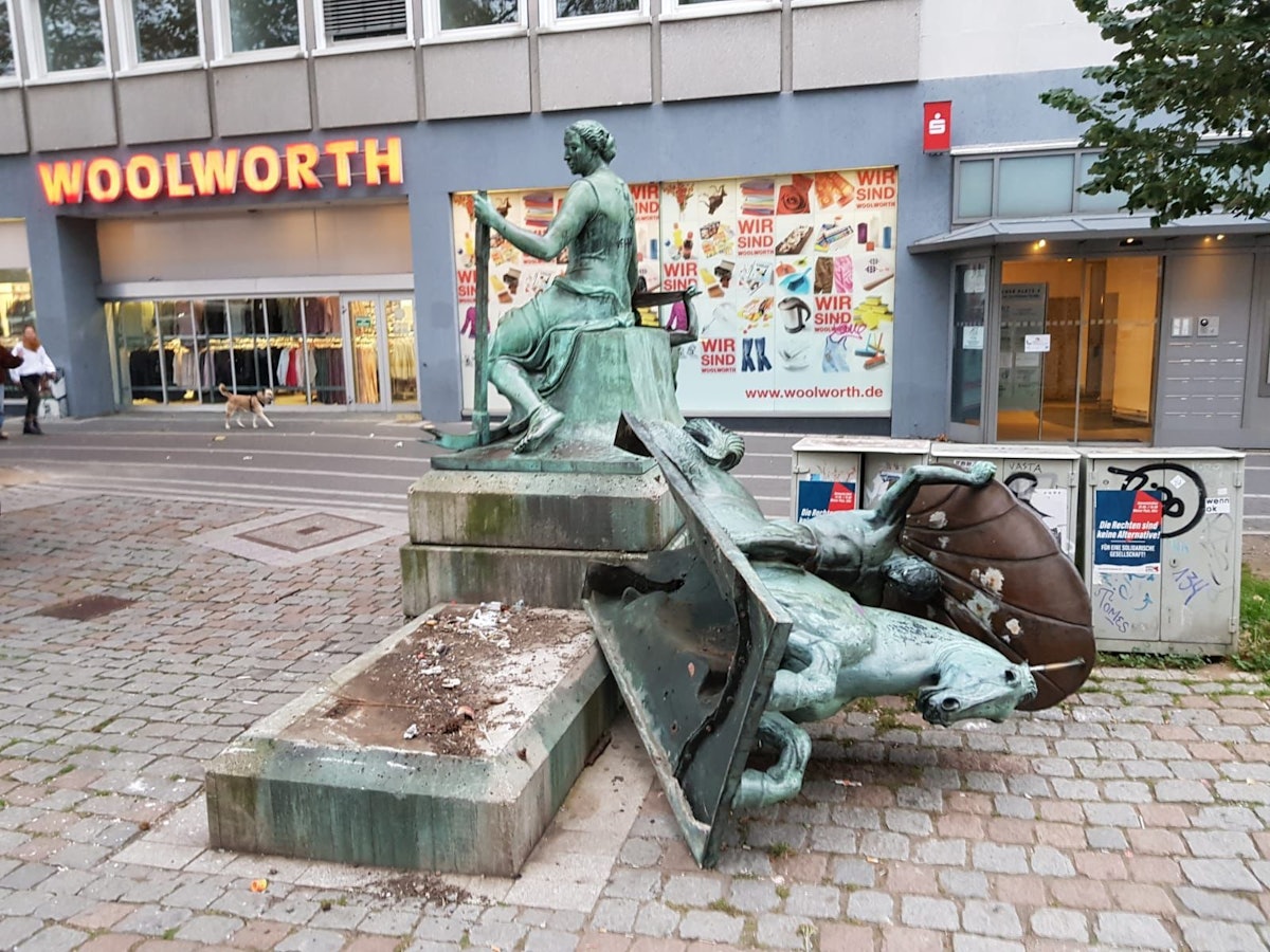 Eine Figur des Schifffahrtsbrunnens am Wiener Platz liegt auf dem Boden.