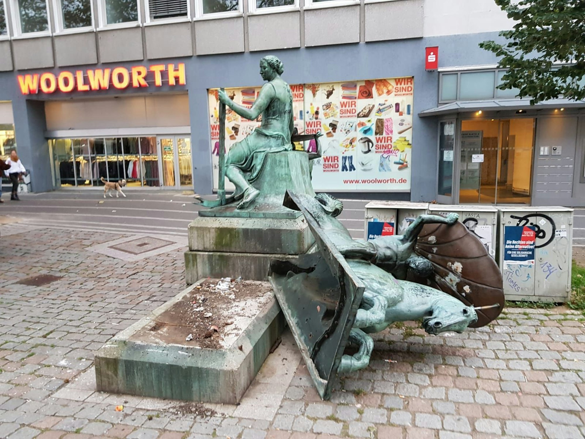 Eine Figur des Schifffahrtsbrunnens am Wiener Platz liegt auf dem Boden.