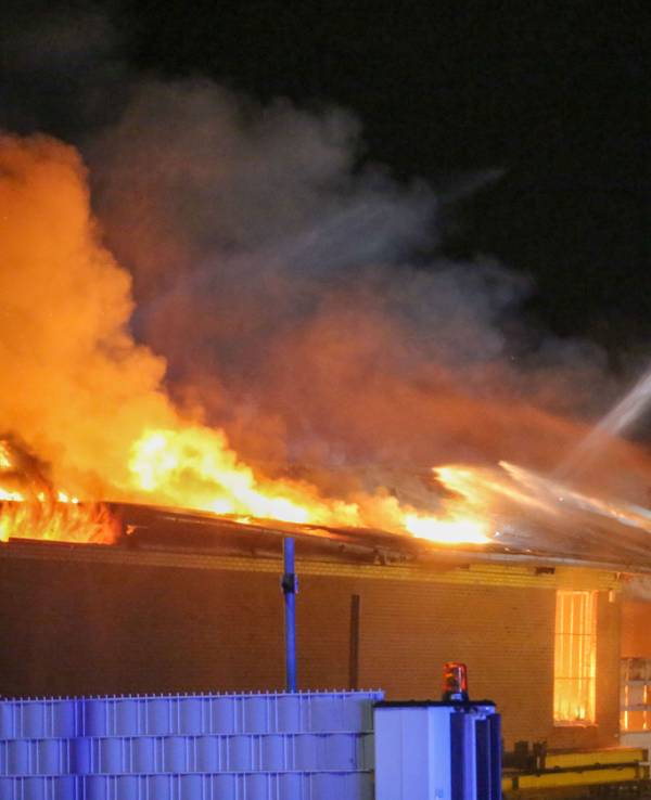 Die Feuerwehr versucht, einen Großbrand in einem Gewerbekomplex zu löschen.