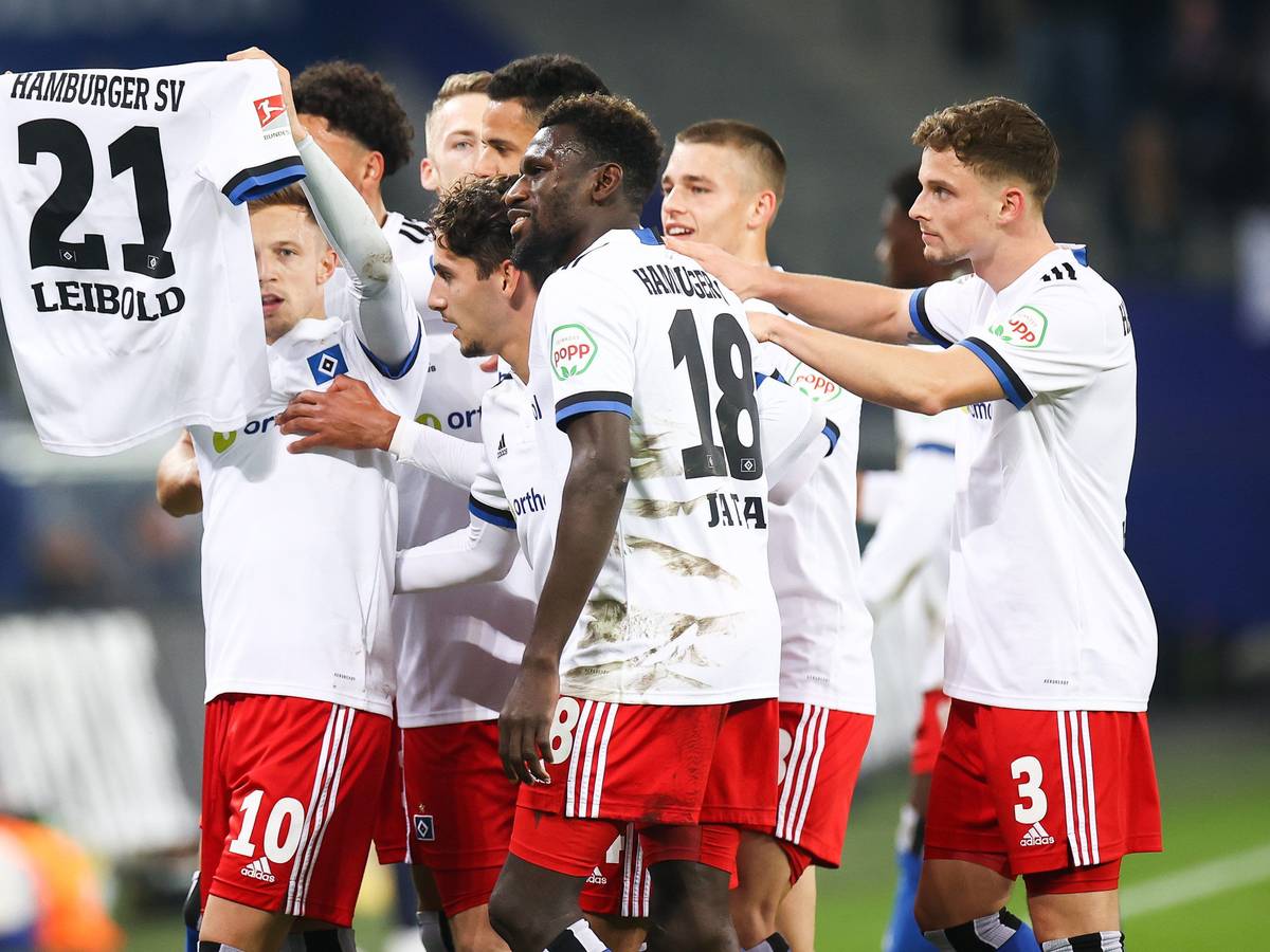 Hamburgs Sonny Kittel feiert sein Tor zum 1:0 und hält ein Trikot des verletzten Tim Leibold.