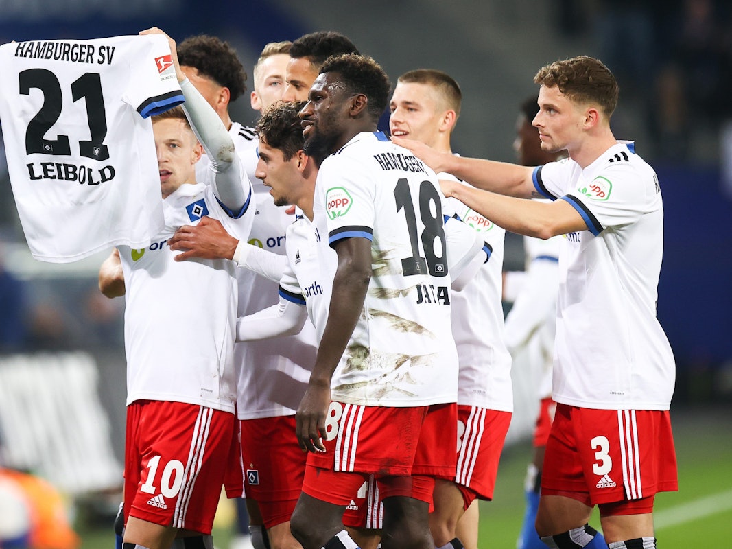 Hamburgs Sonny Kittel feiert sein Tor zum 1:0 und hält ein Trikot des verletzten Tim Leibold.