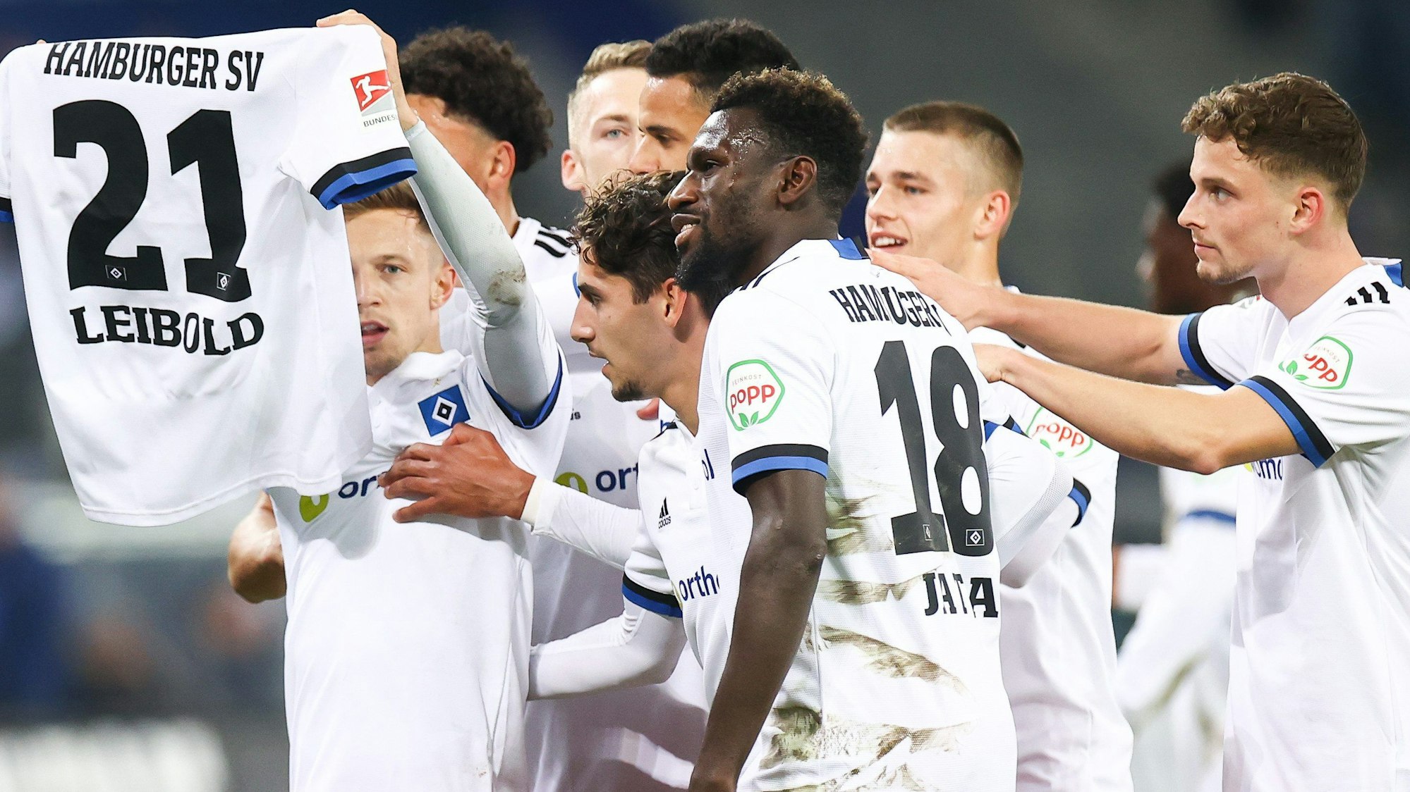 Hamburgs Sonny Kittel feiert sein Tor zum 1:0 und hält ein Trikot des verletzten Tim Leibold.