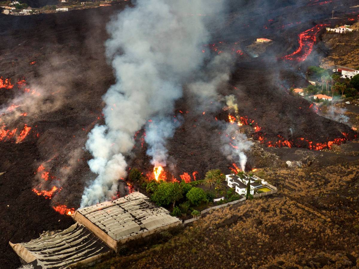Lavaströme zerstören am Freitag, 29. Oktober, Häuser und Bananenplantagen auf der Kanareninsel La Palma, als der Vulkan dort weiter ausbricht.