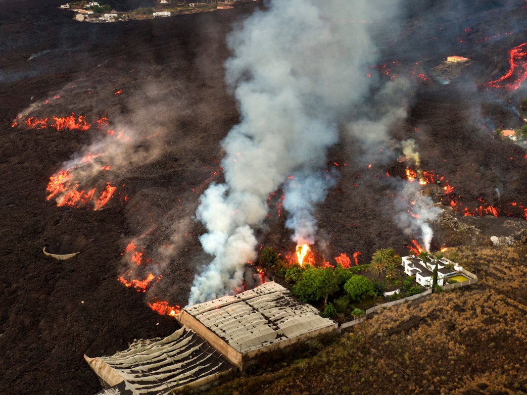 Lavaströme zerstören am Freitag, 29. Oktober, Häuser und Bananenplantagen auf der Kanareninsel La Palma, als der Vulkan dort weiter ausbricht.