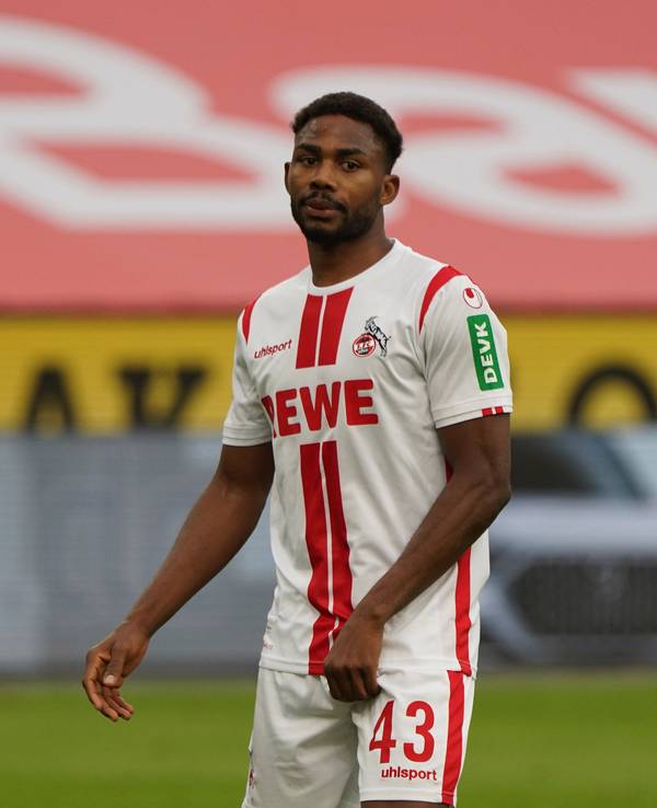 Emmanuel Dennis spielt für den 1. FC Köln gegen Bayer Leverkusen.