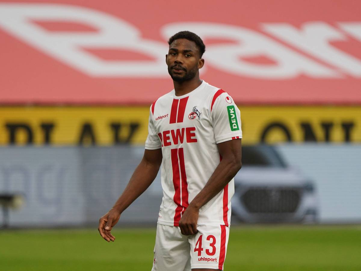 Emmanuel Dennis spielt für den 1. FC Köln gegen Bayer Leverkusen.