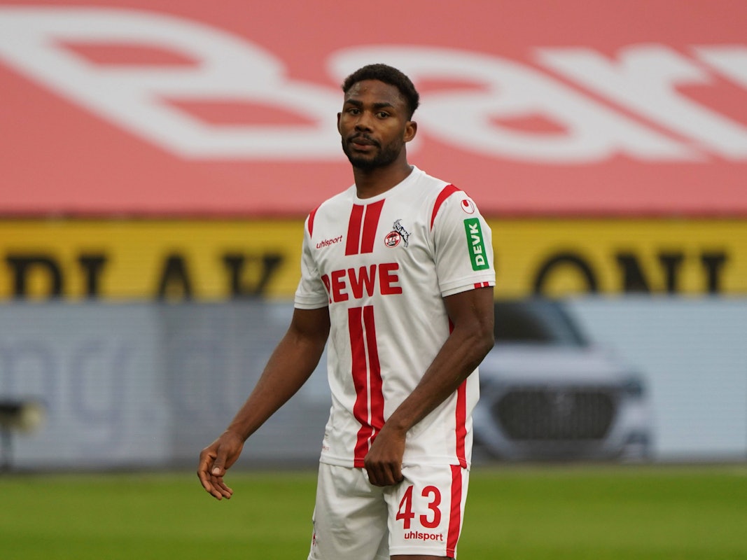 Emmanuel Dennis spielt für den 1. FC Köln gegen Bayer Leverkusen.