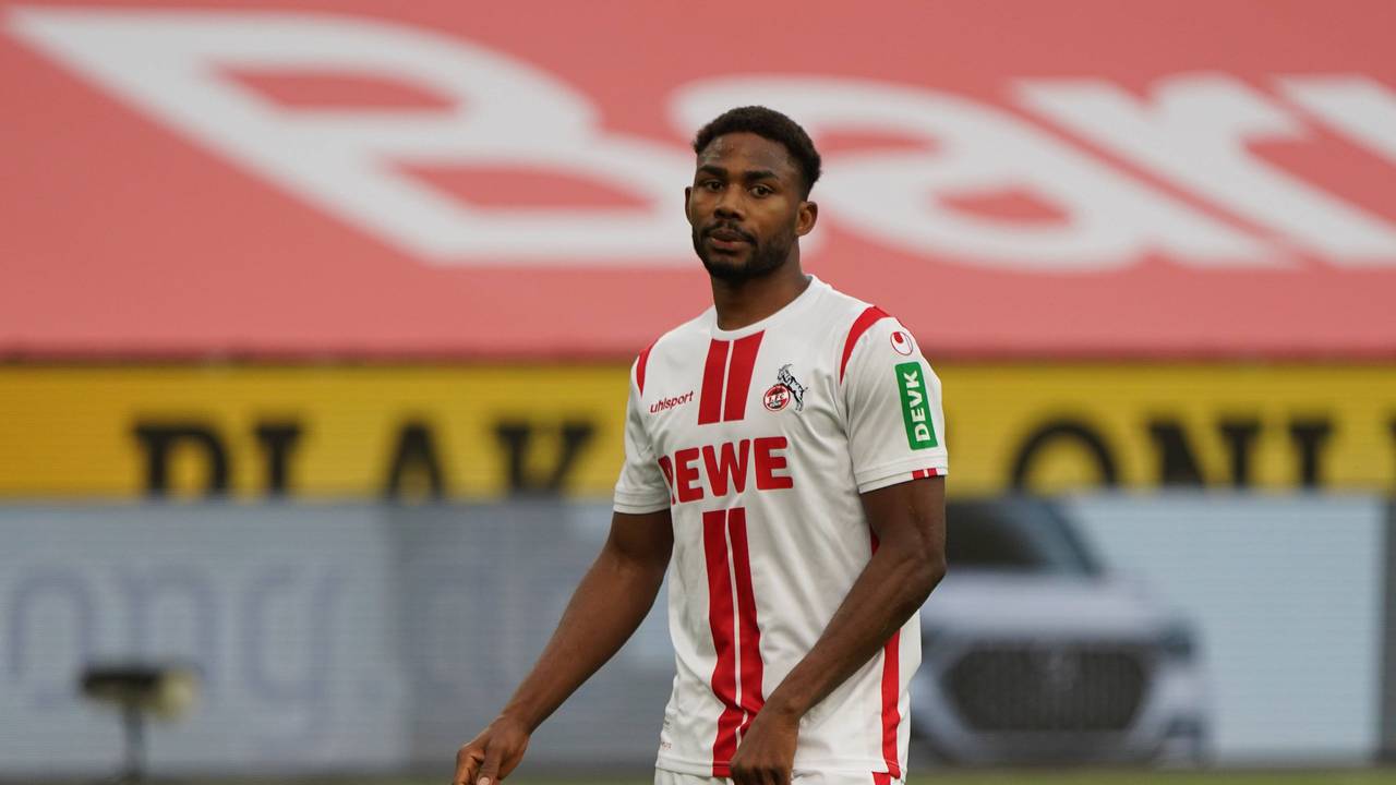 Emmanuel Dennis spielt für den 1. FC Köln gegen Bayer Leverkusen.