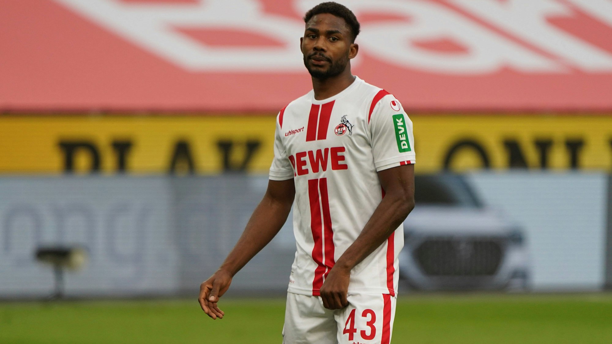 Emmanuel Dennis spielt für den 1. FC Köln gegen Bayer Leverkusen.