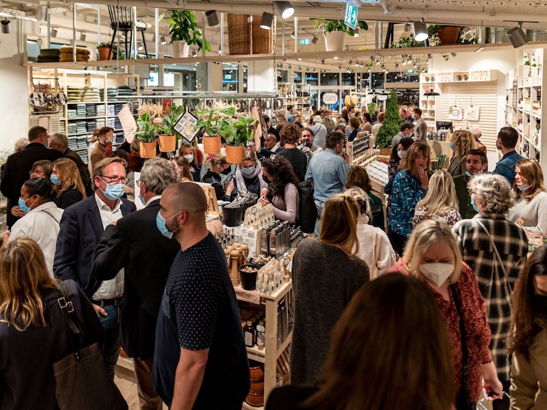 Kunden drängeln sich im Verkaufsraum.