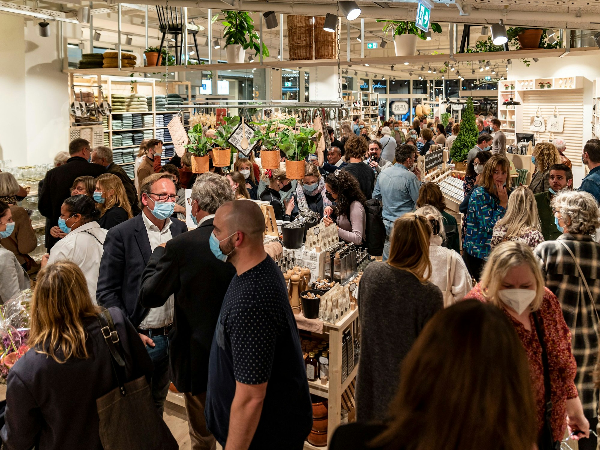 Kunden drängeln sich im Verkaufsraum.