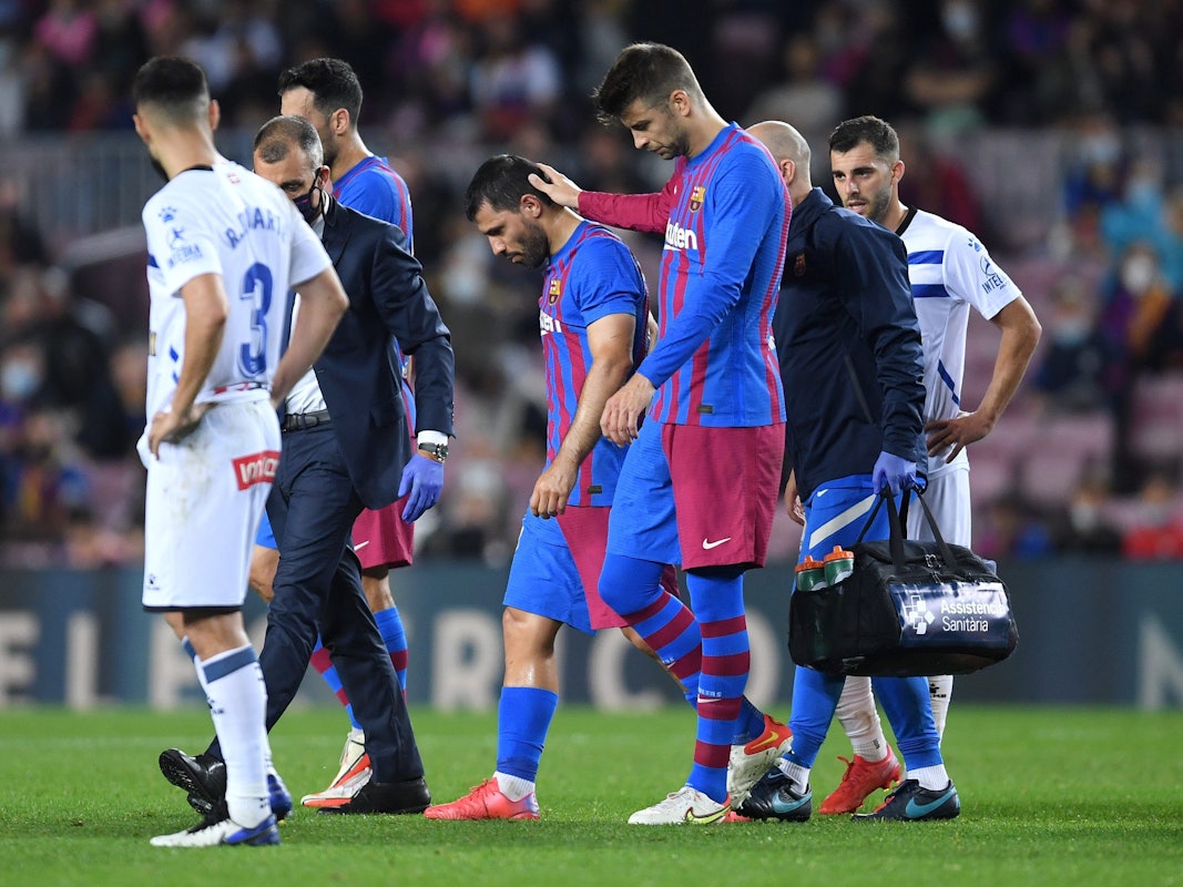 Gerard Pique tätschelt Sergio Aguero den Hinterkopf.