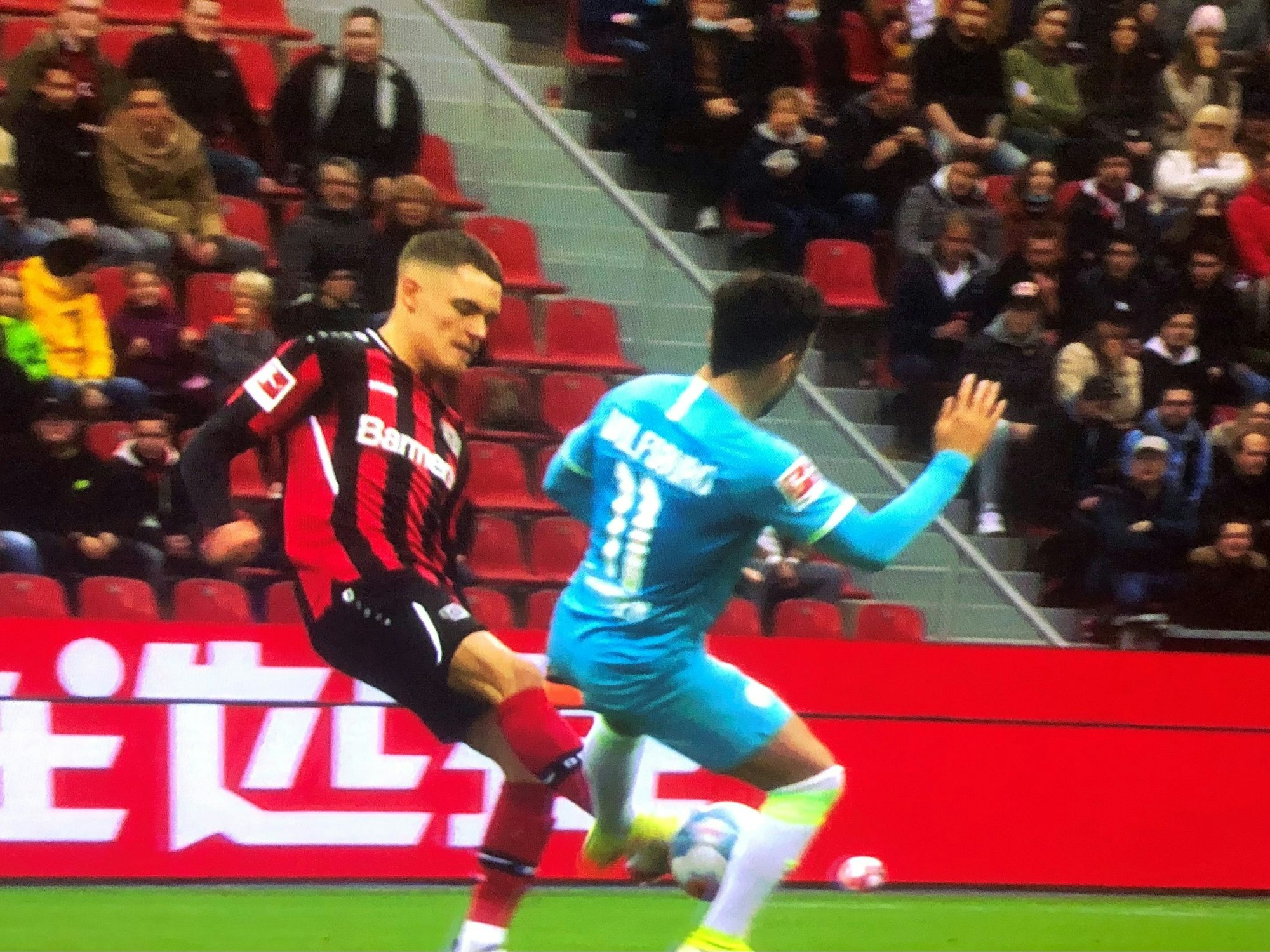 Renato Steffen (VfL Wolfsburg) foult Leverkusens Florian Wirtz