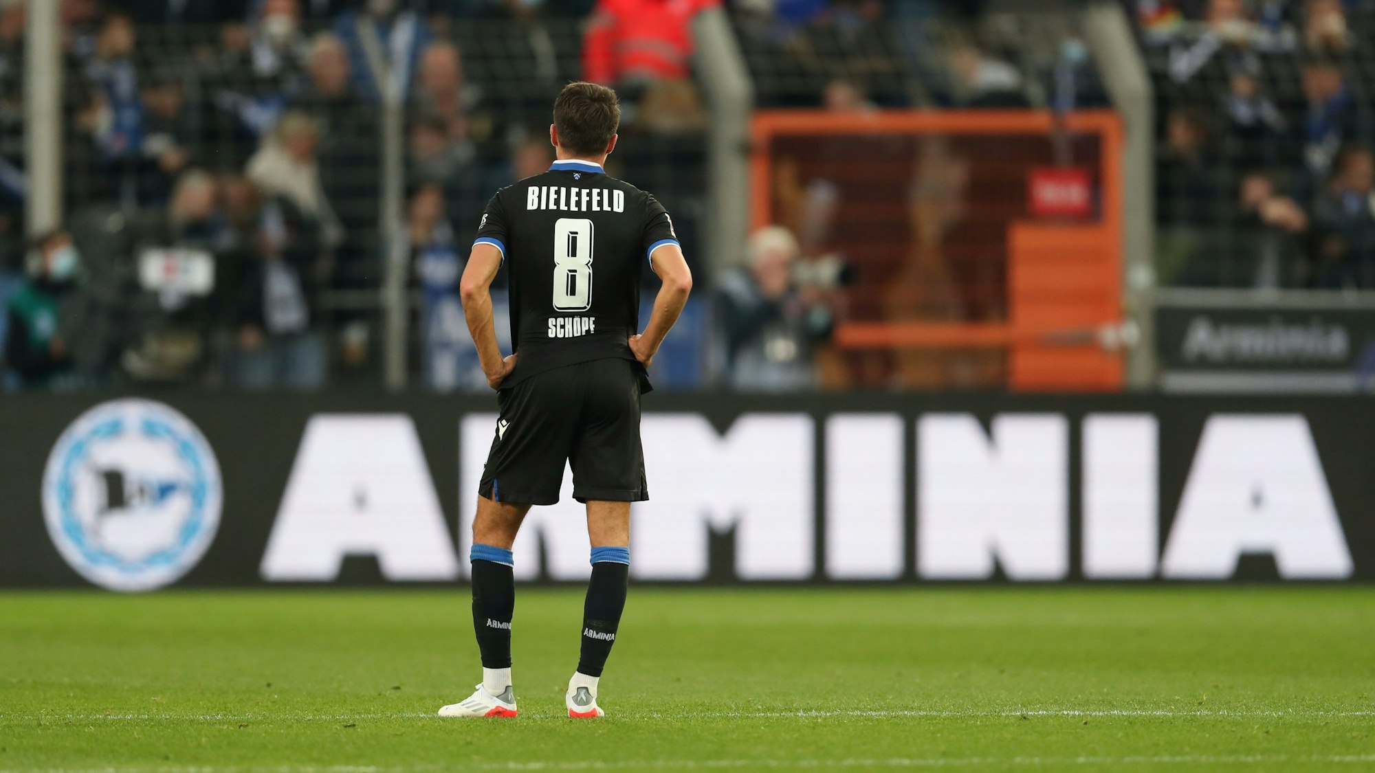 Alessandro Schöpf stemmt nach der Niederlage von Arminia Bielefeld die Hände in die Hüften.