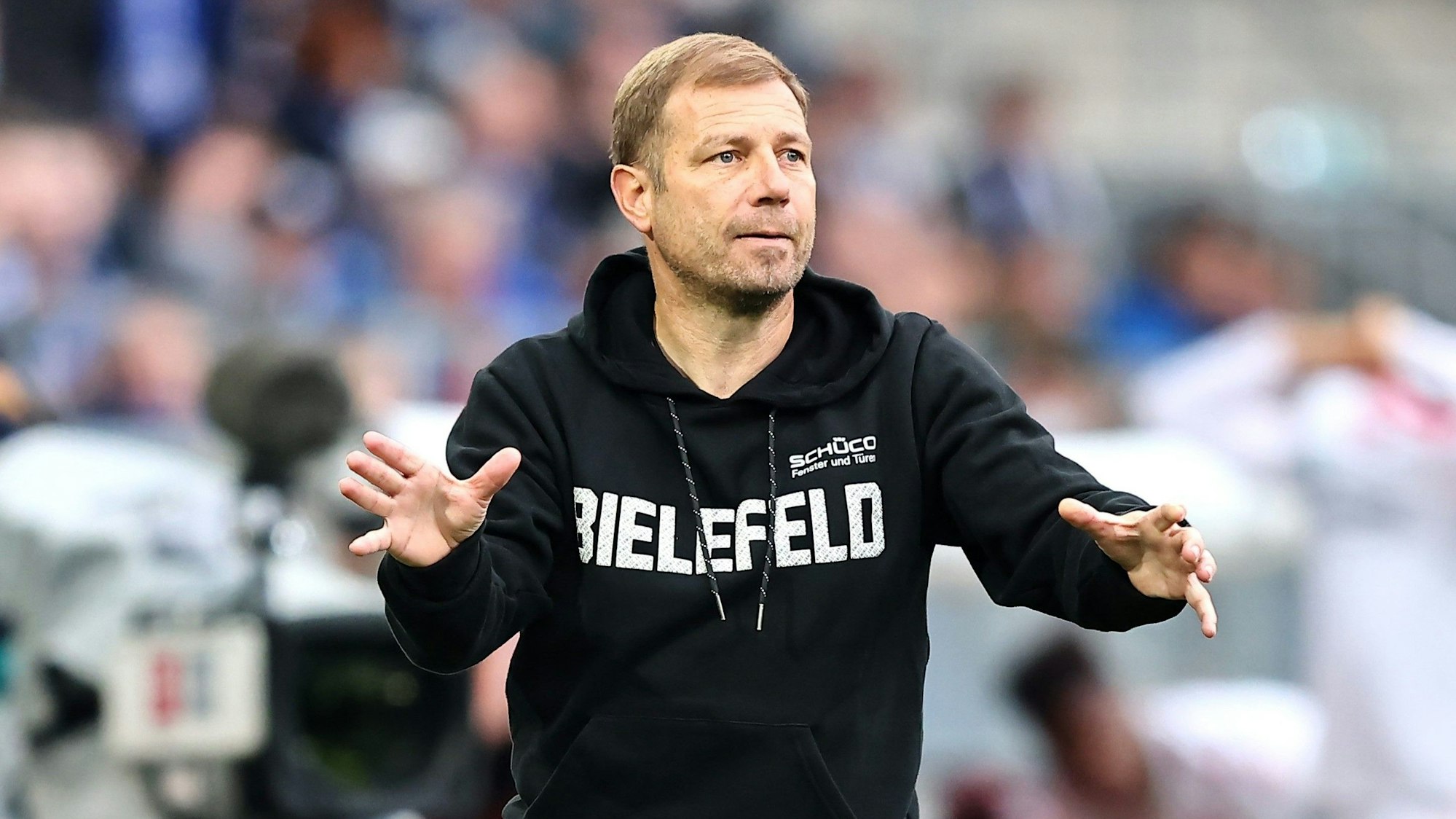 Frank Kramer gestikuliert im Spiel von Arminia Bielefeld am Spielfeldrand.