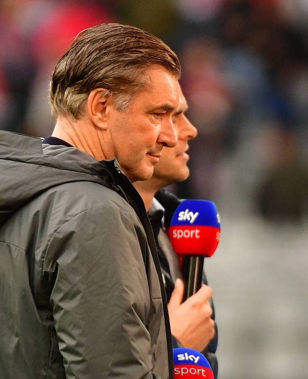 Michael Zorc hält ein Sky-Mikrofon in der Hand.