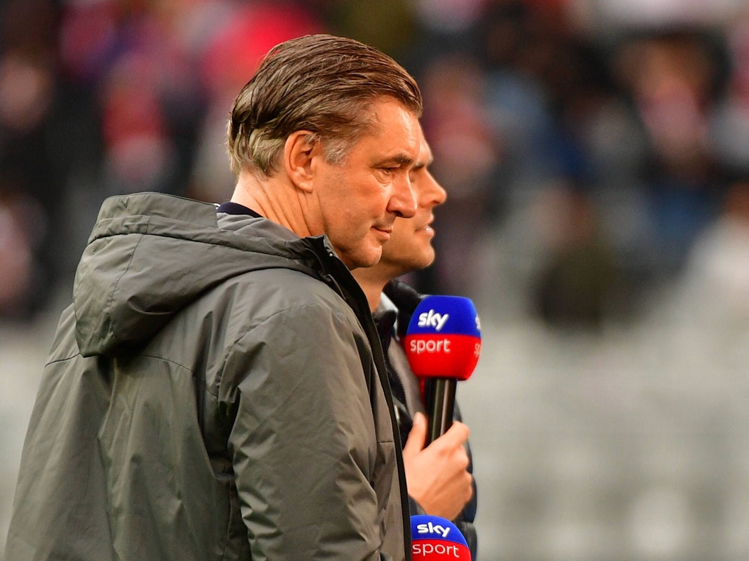 Michael Zorc hält ein Sky-Mikrofon in der Hand.