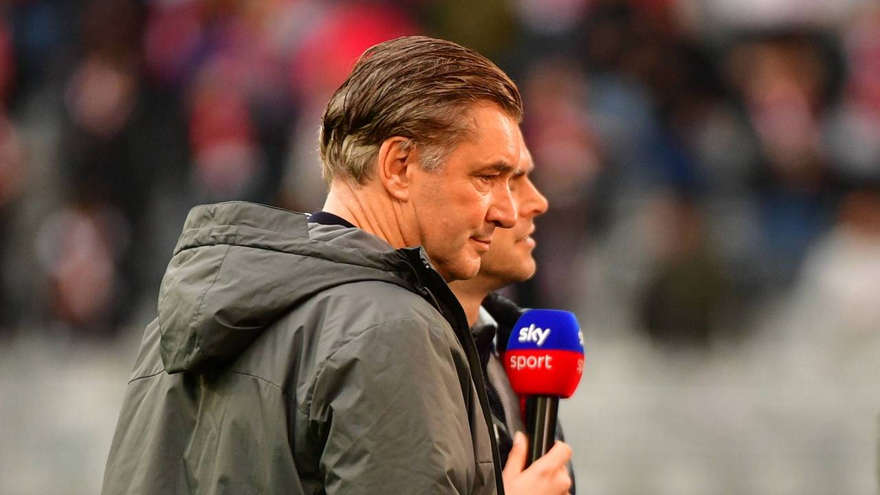 Michael Zorc hält ein Sky-Mikrofon in der Hand.