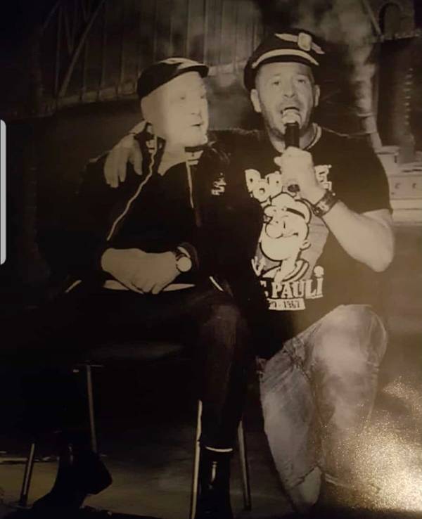 Willi und Wilhelm Herren auf der Bühne.