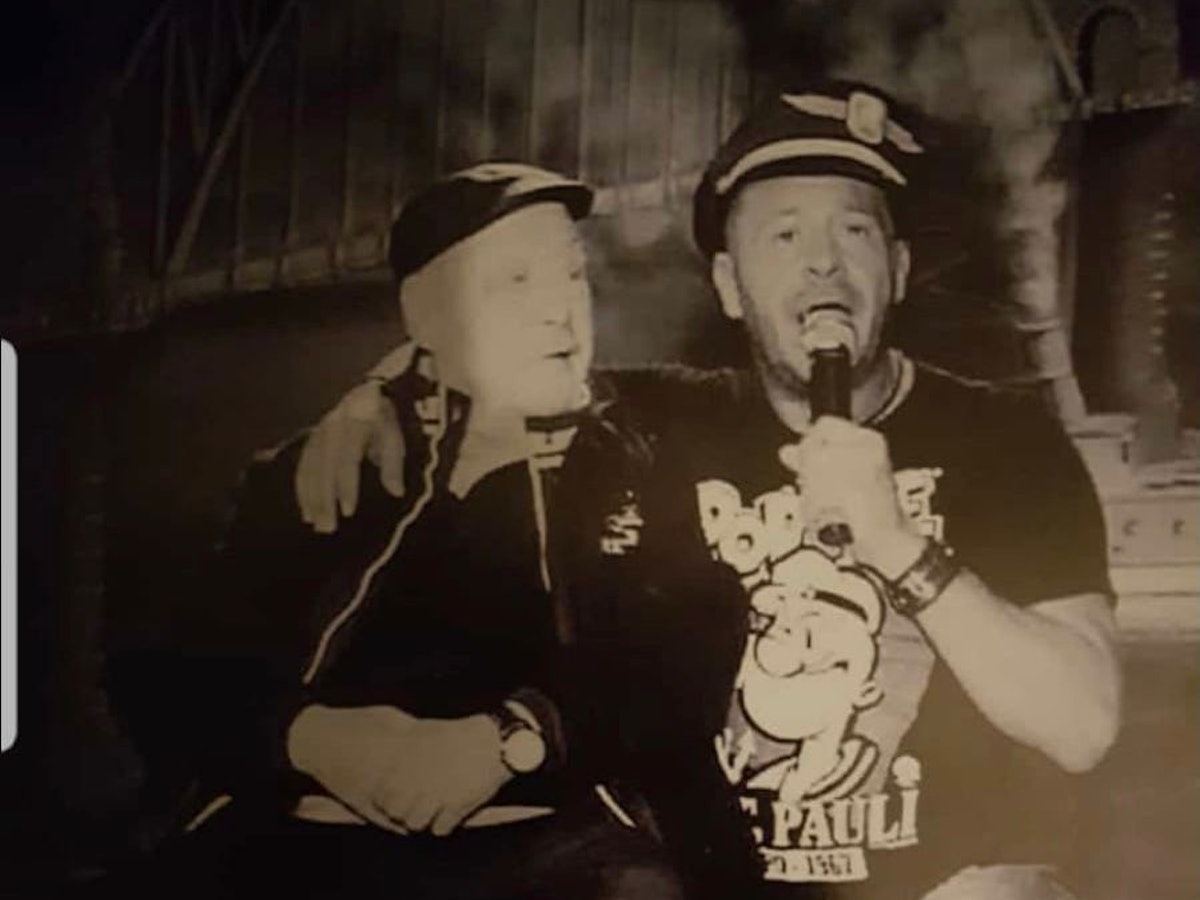 Willi und Wilhelm Herren auf der Bühne.