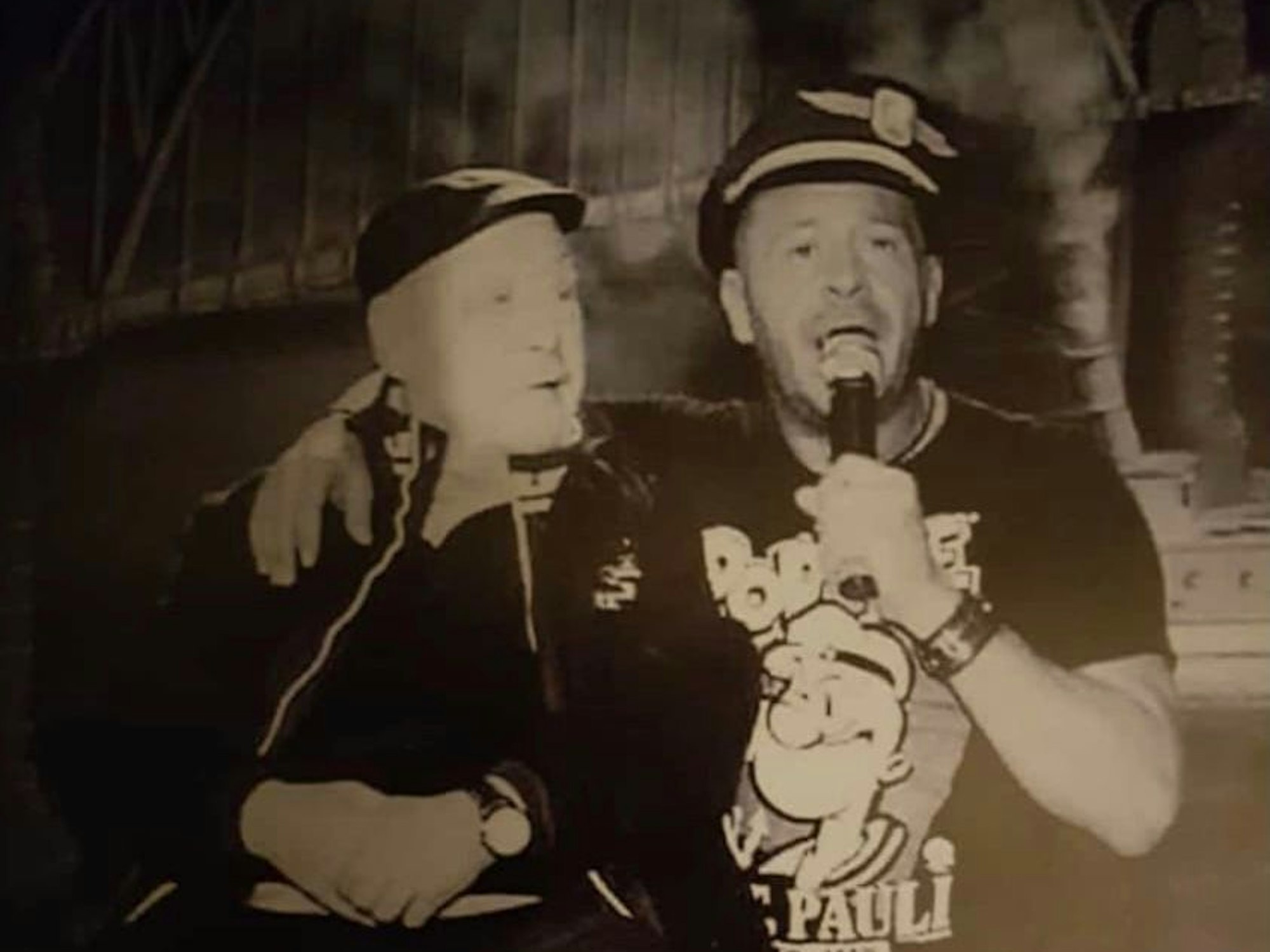 Willi und Wilhelm Herren auf der Bühne.