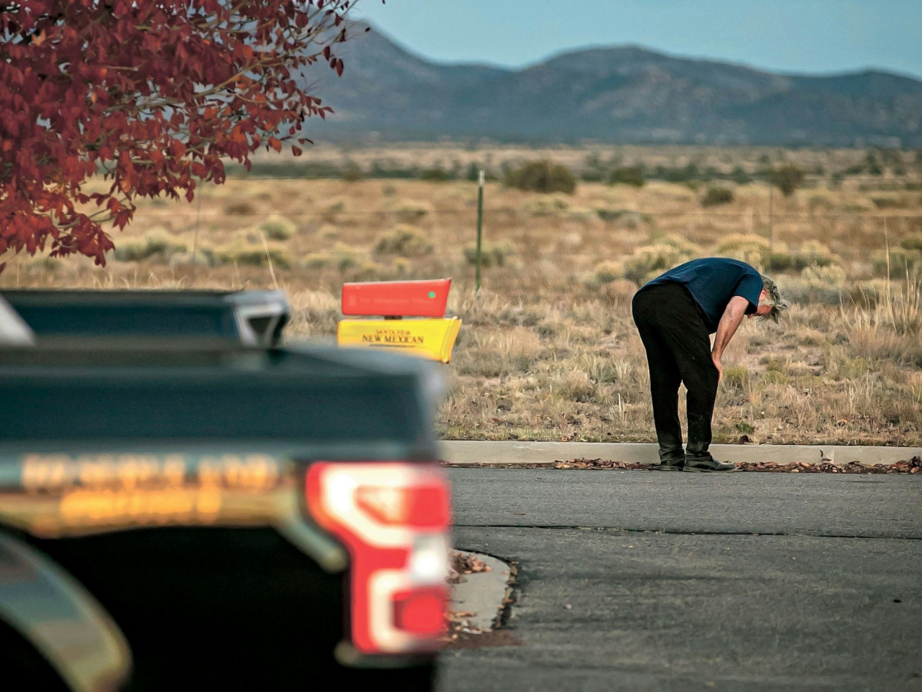 Alec Baldwin sackt am Filmset zusammen. Kurz zuvor hatte er einen Schuss aus einem Requisitenrevolver abgefeuerte und die Kamerafrau Halyna Hutchins tödlich getroffen.