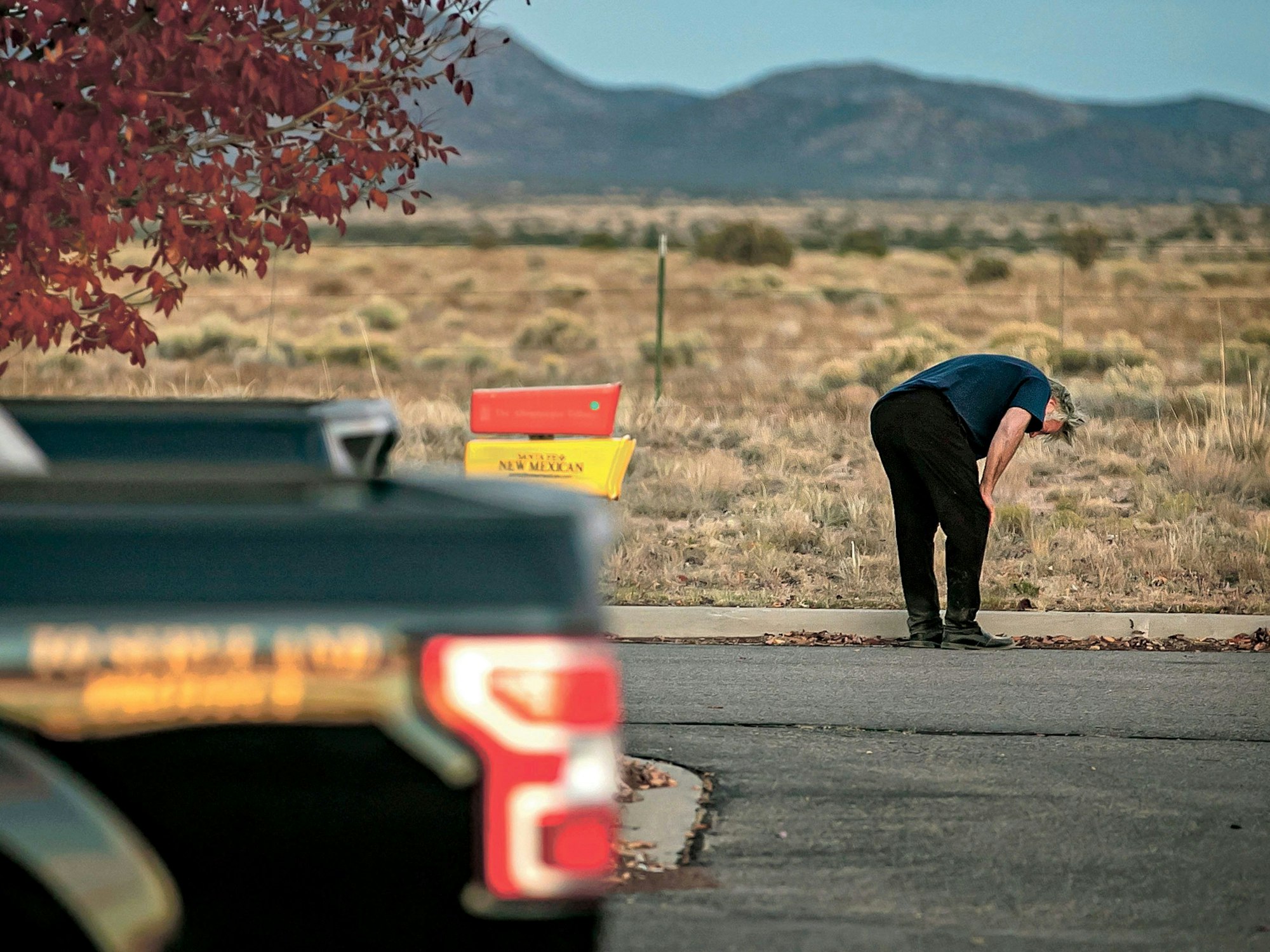 Alec Baldwin sackt am Filmset zusammen. Kurz zuvor hatte er einen Schuss aus einem Requisitenrevolver abgefeuerte und die Kamerafrau Halyna Hutchins tödlich getroffen.