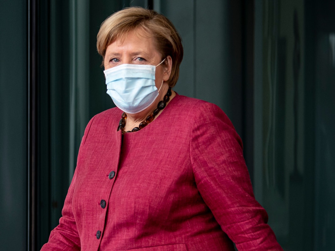 Angela Merkel (CDU) kommt zur Begrüßung der finnischen Ministerpräsidentin Marin im Kanzleramt. Die scheidende Kanzlerin Angela Merkel (CDU) regiert jetzt nur noch geschäftsführend.