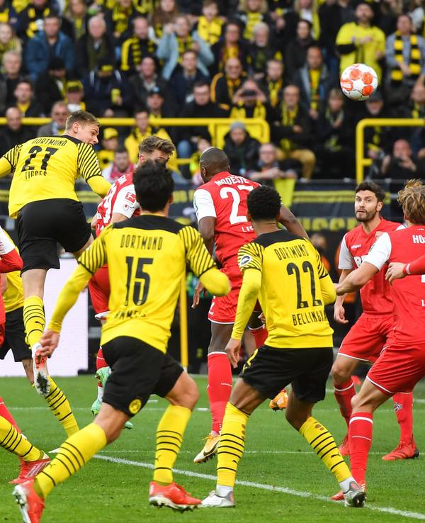 Steffen Tigges trifft für Borussia Dortmund zum 2:0 gegen den 1. FC Köln