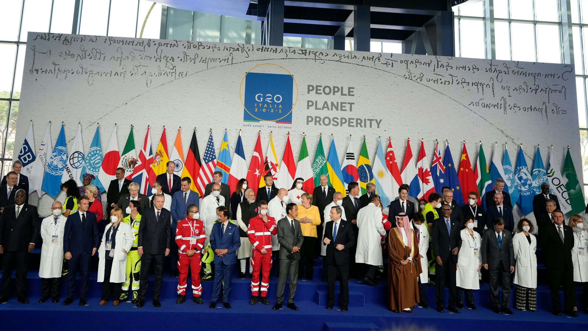 Die Staats- und Regierungschefs der G20-Gruppe haben für ihr traditionelles Familienfoto vor Beginn des Gipfels in Rom Corona-Helfer mit auf das Podest geholt.