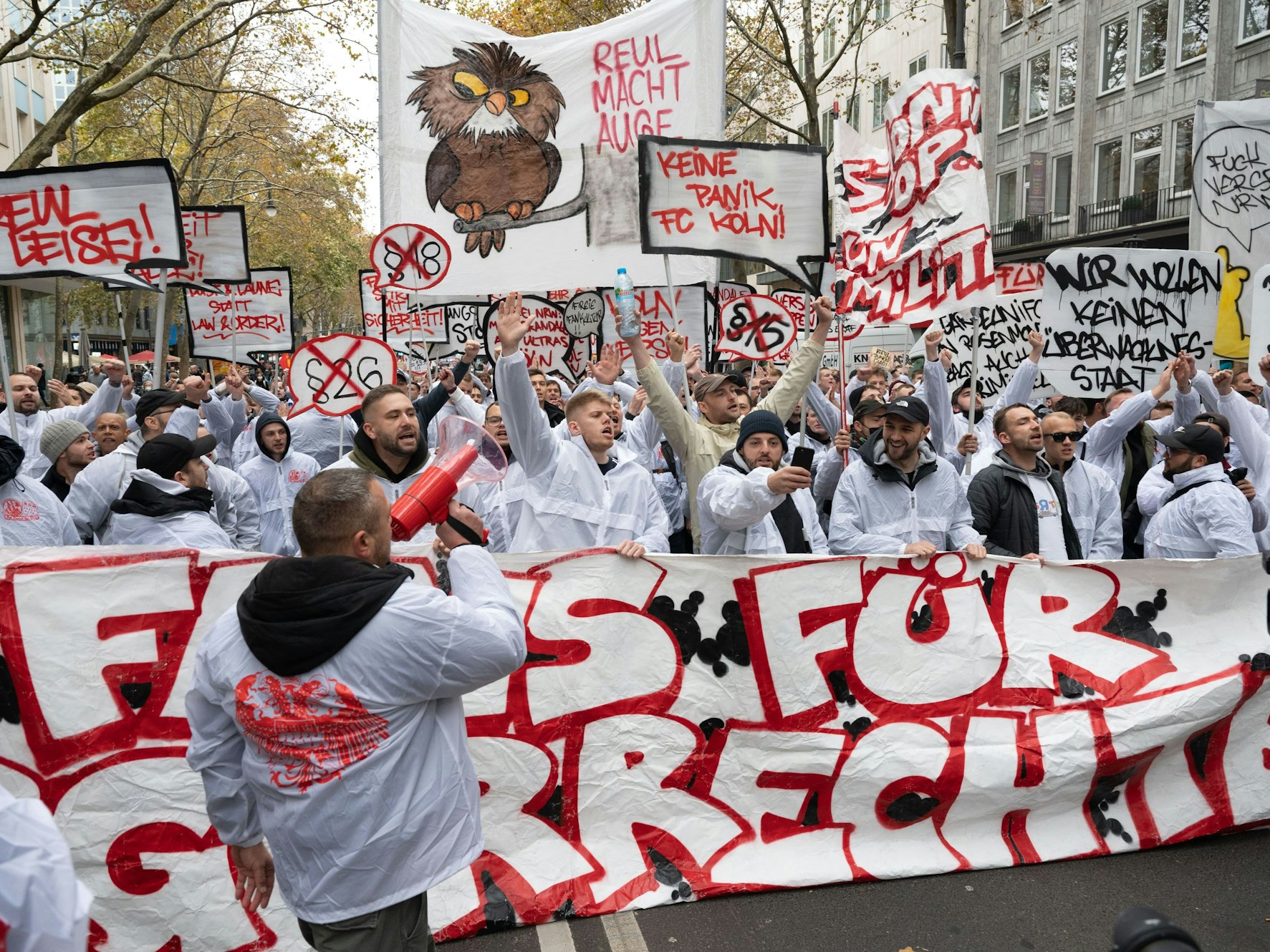 30.10.2021, Köln: Demonstrationszug gegen das geplante NRW-Versammlungsgesetz. Foto: Uwe Weiser