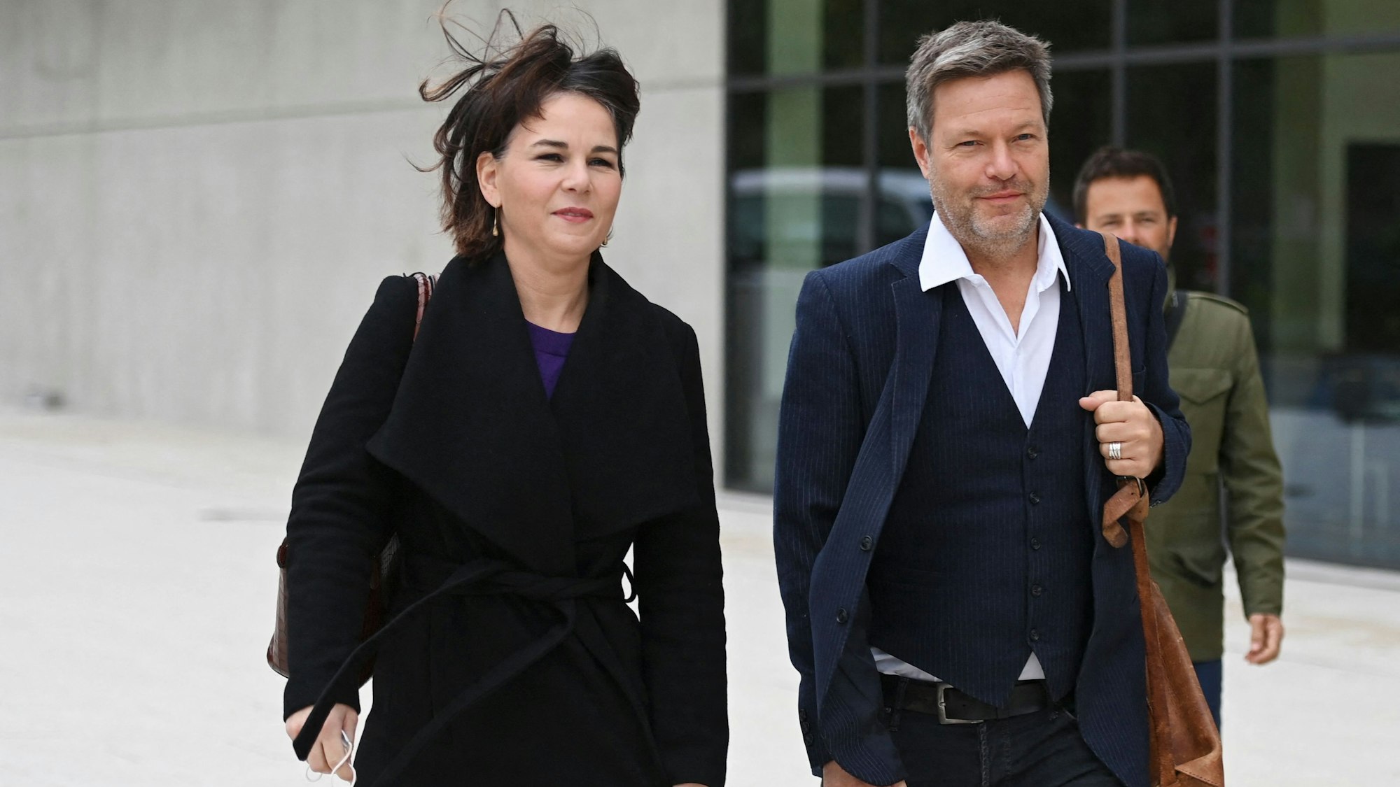 Die bisherigen Parteichefs Annalena Baerbock und Robert Habeck laufen am 21. Oktober vor den Koalitionsgesprächen mit SPD und FDP nebeneinander.