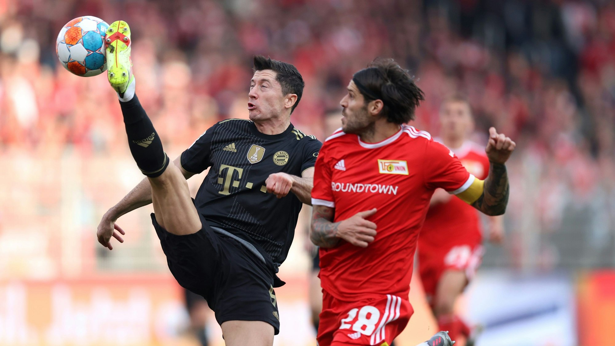 Robert Lewandowski im Zweikampf mit Christopher Trimmel