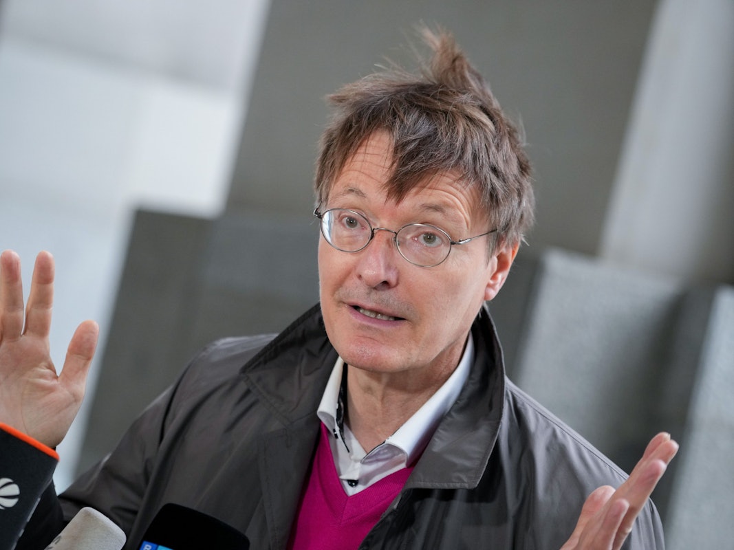 Karl Lauterbach, SPD-Gesundheitsexperte und Bundestagsabgeordneter, kommt am 29.09.2021 in den Bundestag zur Fraktionssitzung der SPD nach der Bundestagswahl.