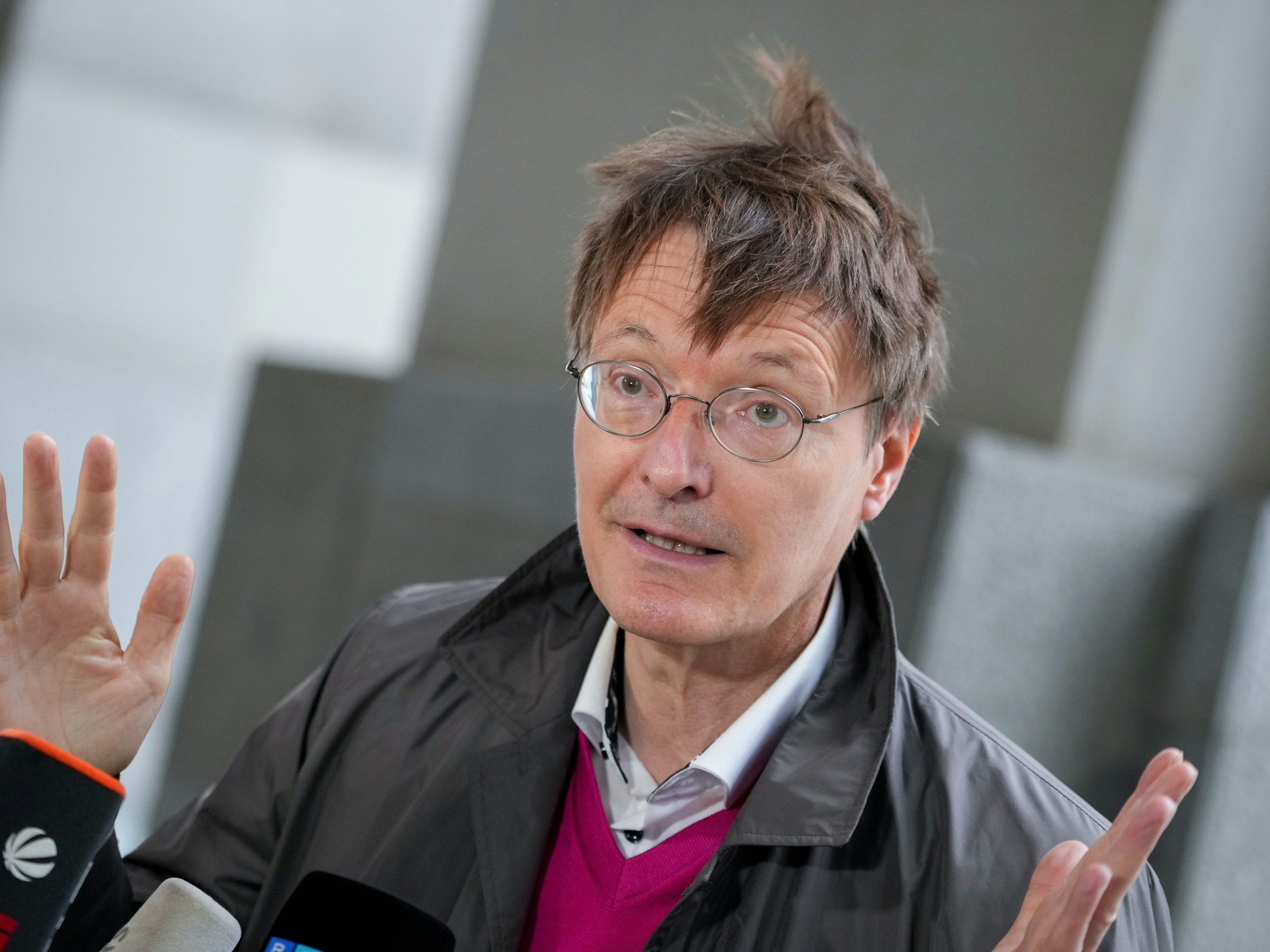 Karl Lauterbach, SPD-Gesundheitsexperte und Bundestagsabgeordneter, kommt am 29.09.2021 in den Bundestag zur Fraktionssitzung der SPD nach der Bundestagswahl.