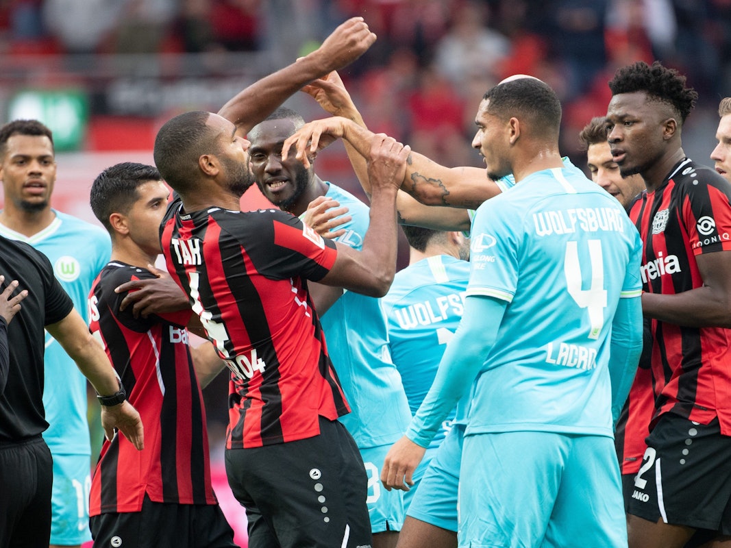 Zoff im El Plastico zwischen Leverkusen und Wolfsburg mit Jonathan Tah.