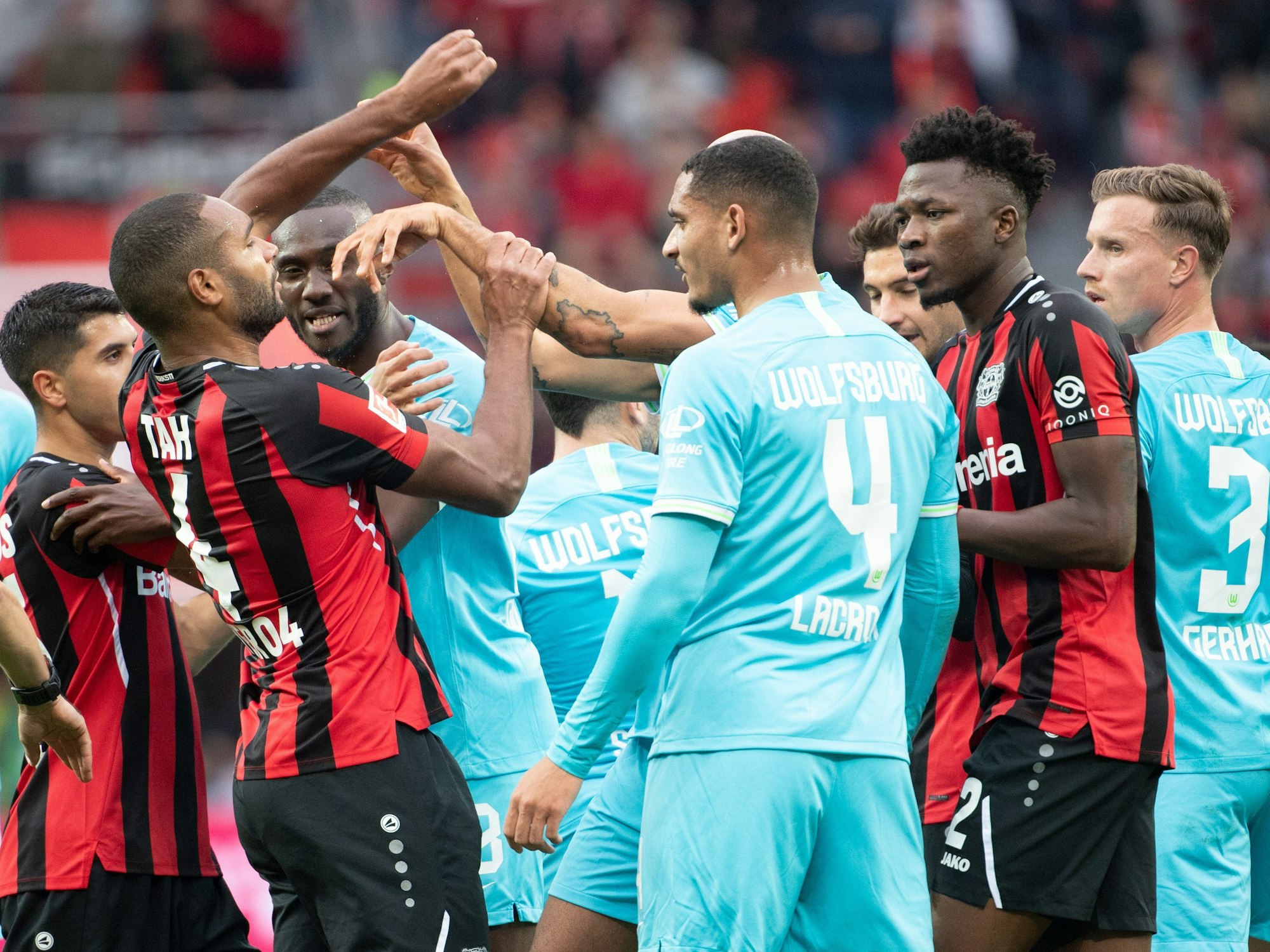 Zoff im El Plastico zwischen Leverkusen und Wolfsburg mit Jonathan Tah.