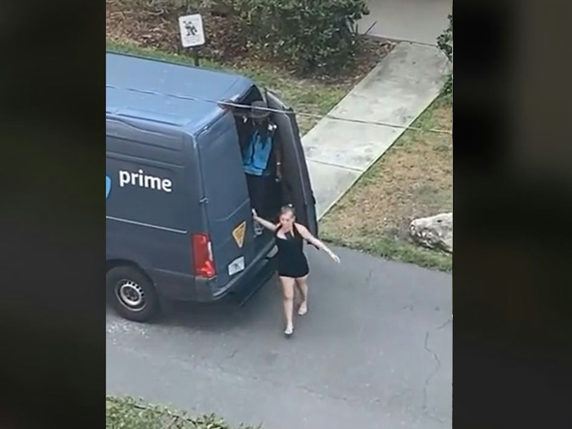 Das 11-sekündige Tiktok-Video, das am 24. Oktober von Content Creator @patrickhook01 hochgeladen wurde , zeigt einen Amazon-Kurier, der die Hintertür seines Vans öffnet, woraufhin eine blonde Frau in einem schwarzen Minikleid herausspringt.