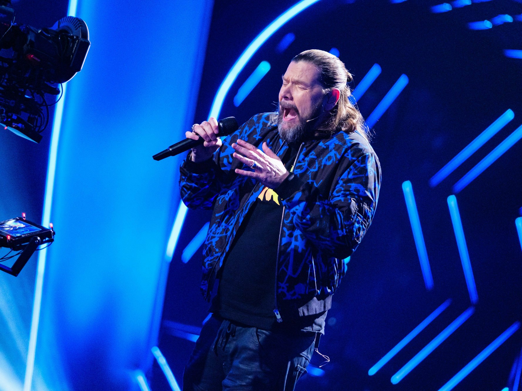 Rea Garvey singt am 30.10.2021 als Entschuldigung für sein schlechtes Benehmen gegenüber dem Teddy den Song „Hard To Say I'm Sorry“ von Chicago.