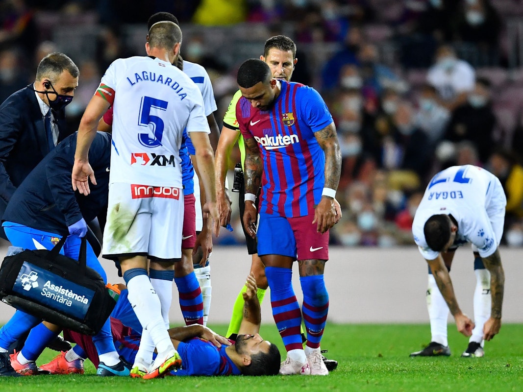 Barcelonas Stürmer Kun Aguero liegt am Boden und muss behandlet werden.