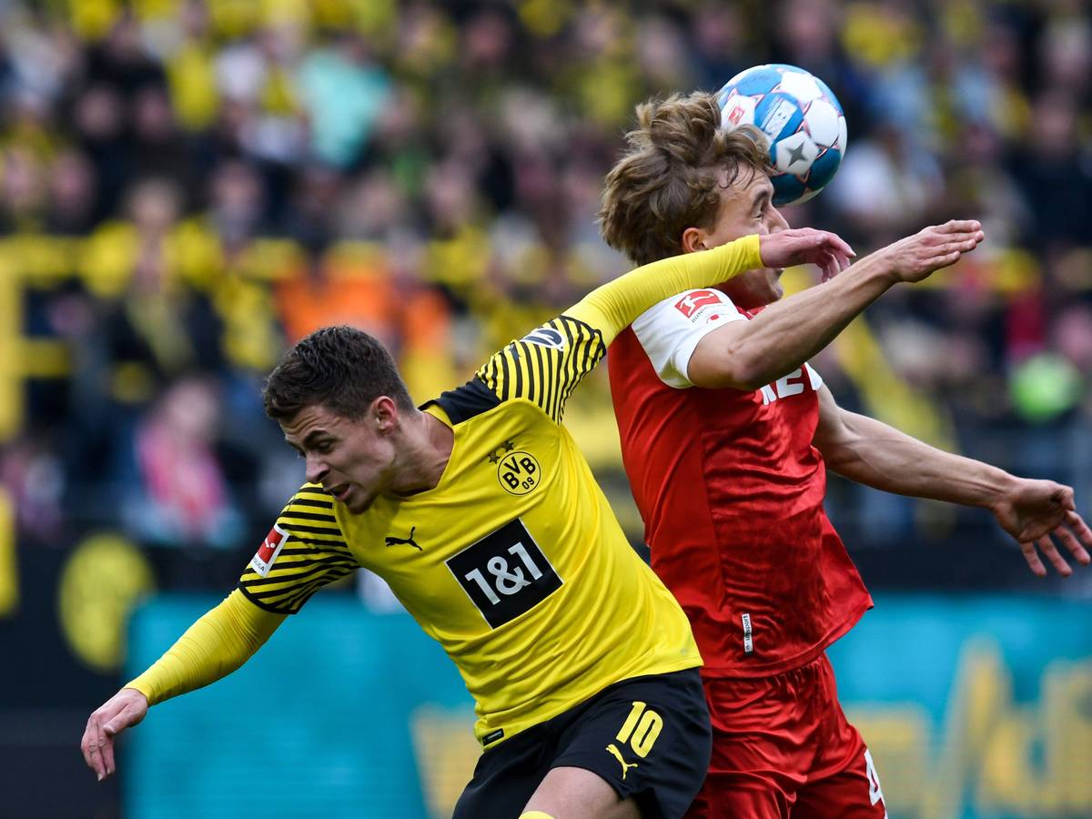 Timo Hübers vom 1. FC Köln im Zweikampf mit BVB-Angreifer Thorgan Hazard