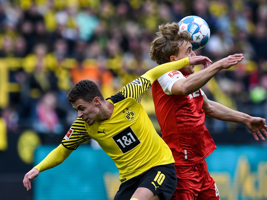Timo Hübers vom 1. FC Köln im Zweikampf mit BVB-Angreifer Thorgan Hazard
