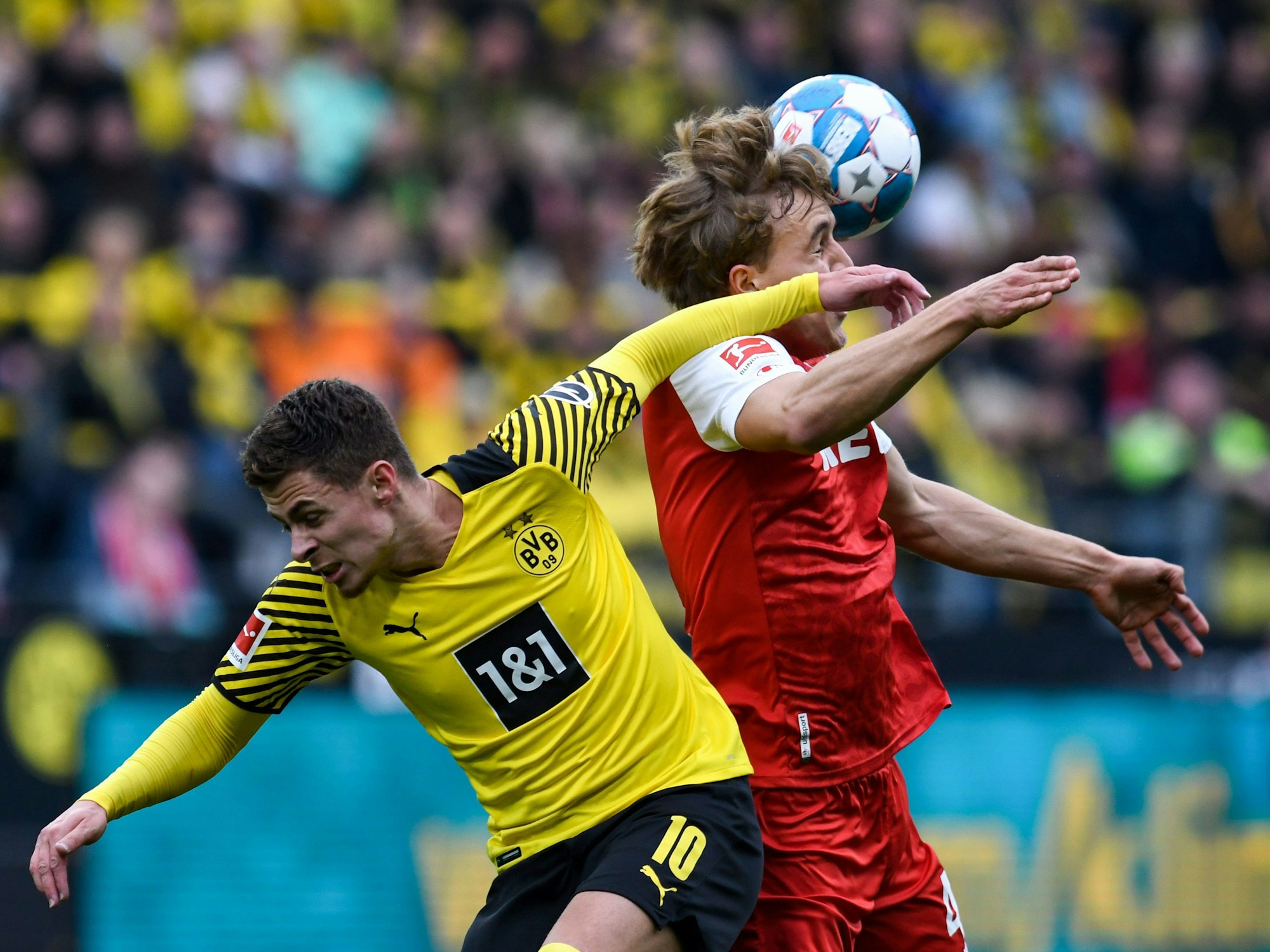 Timo Hübers vom 1. FC Köln im Zweikampf mit BVB-Angreifer Thorgan Hazard