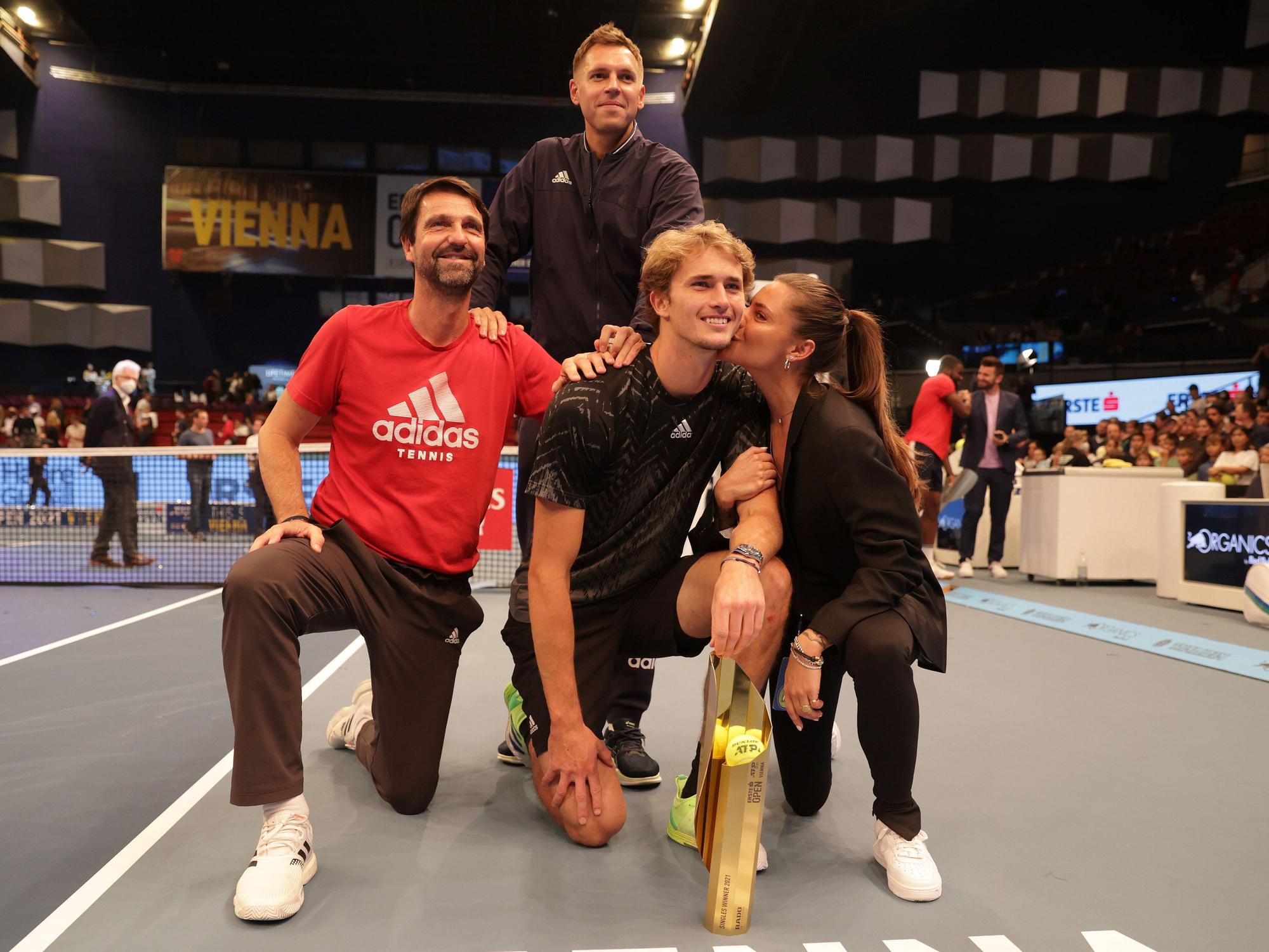 Sophia Thomalla küsst Alexander Zverev.