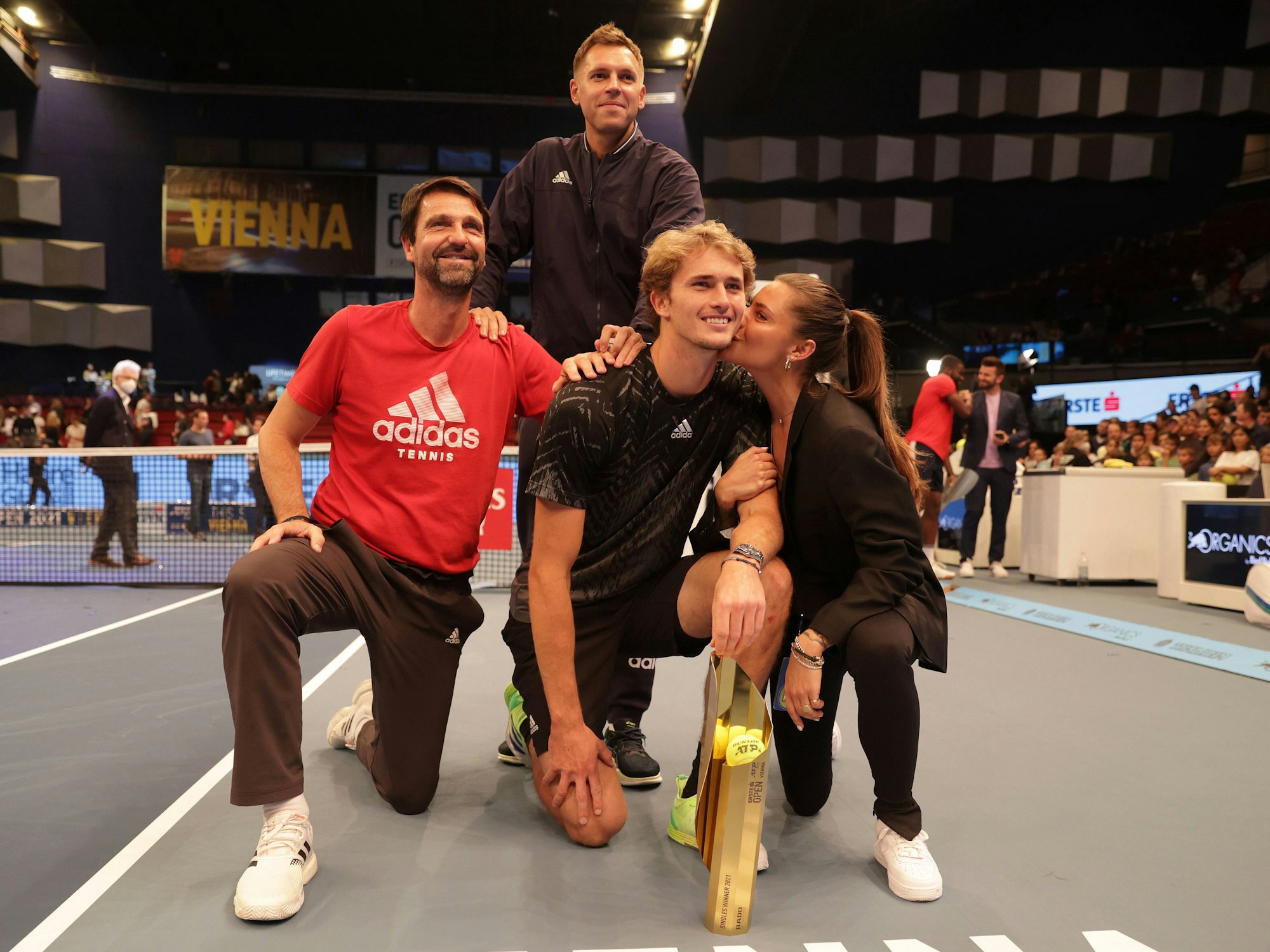 Sophia Thomalla küsst Alexander Zverev.