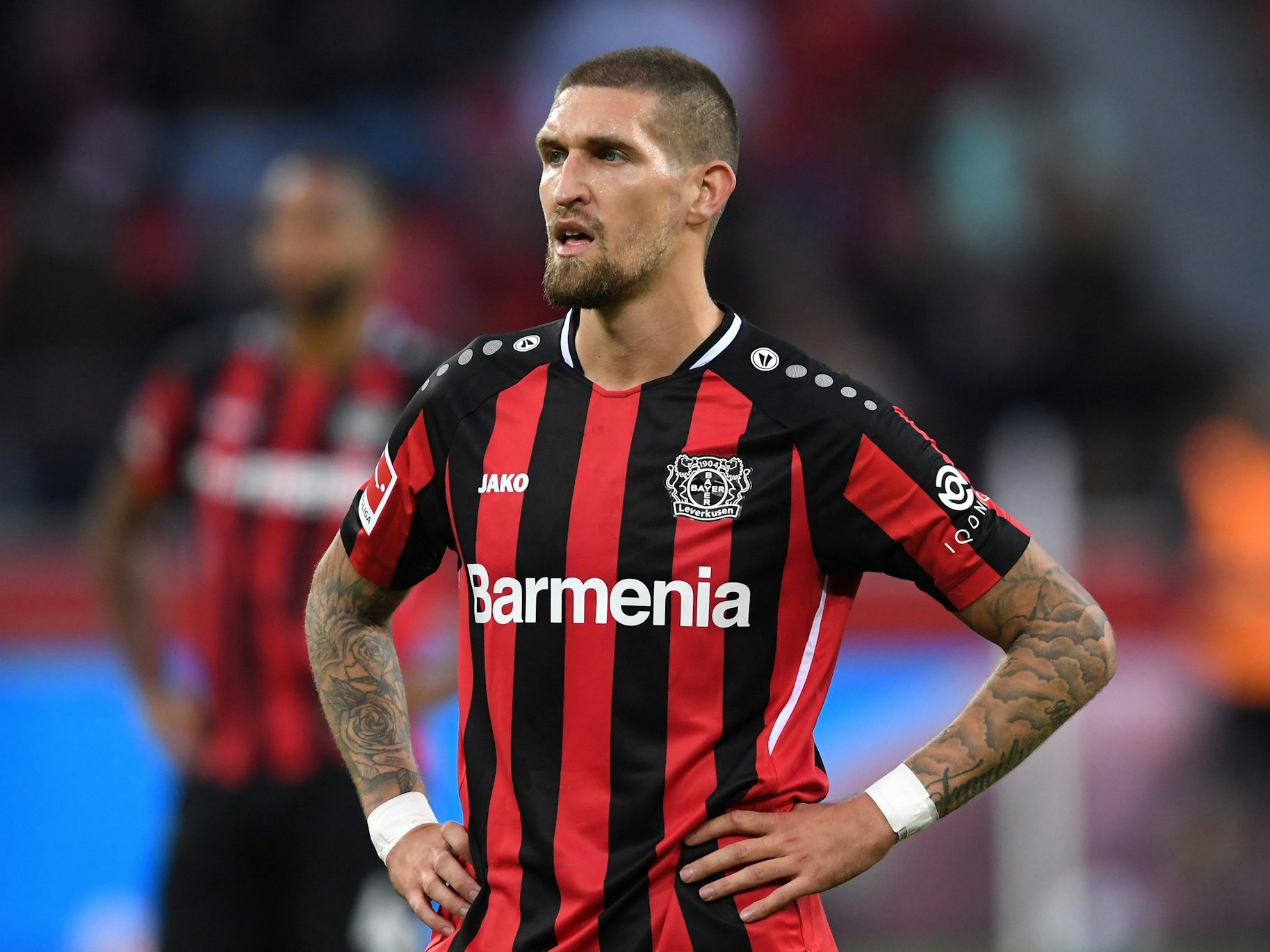 Robert Andrich (Bayer 04 Leverkusen) steht enttäuscht auf dem Platz.