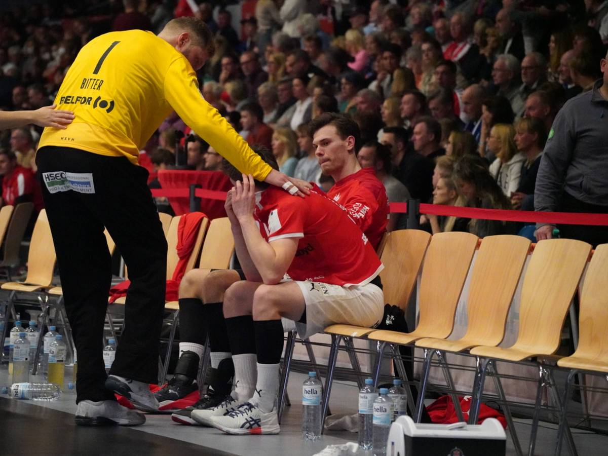 Johannes Bitter tröstet einen Mitspieler.