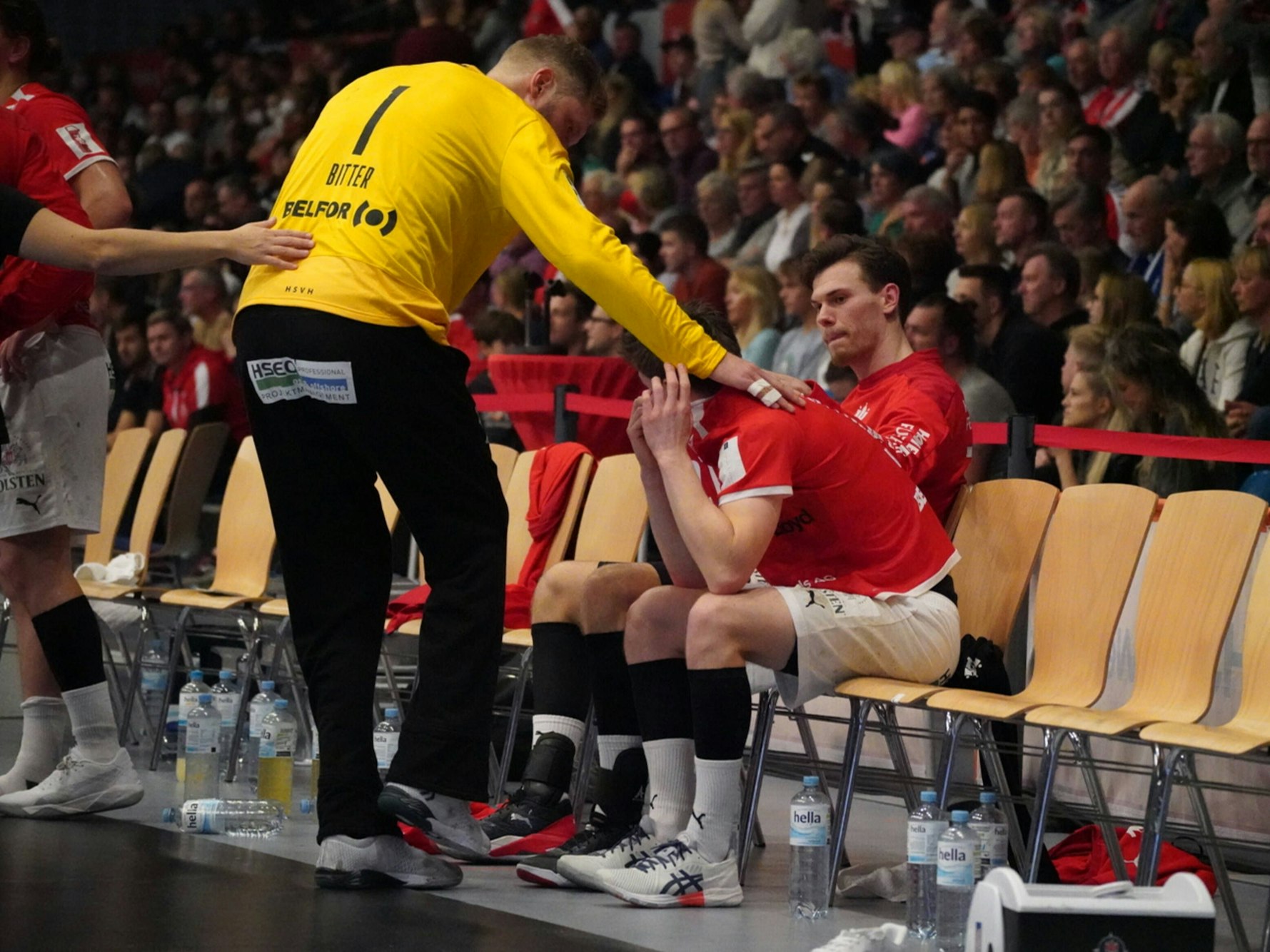 Johannes Bitter tröstet einen Mitspieler.