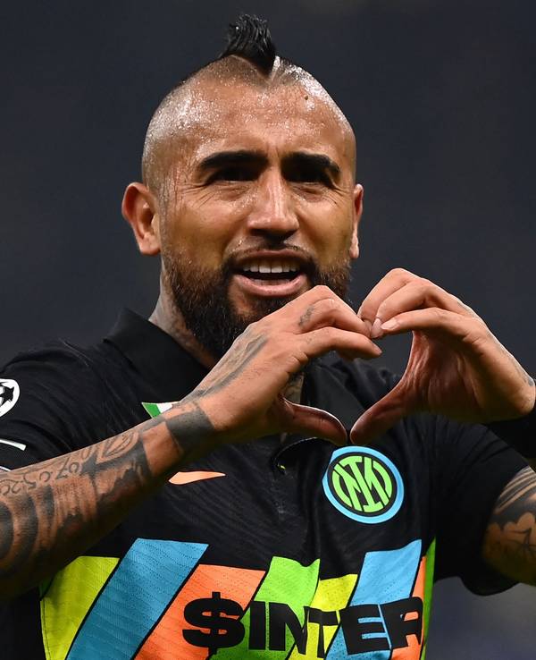 Inter Mailands Arturo Vidal feiert seinen Treffer beim 3:1-Sieg in der Champions League über den FC Sheriff Tiraspol mit einem handgeformten Herz