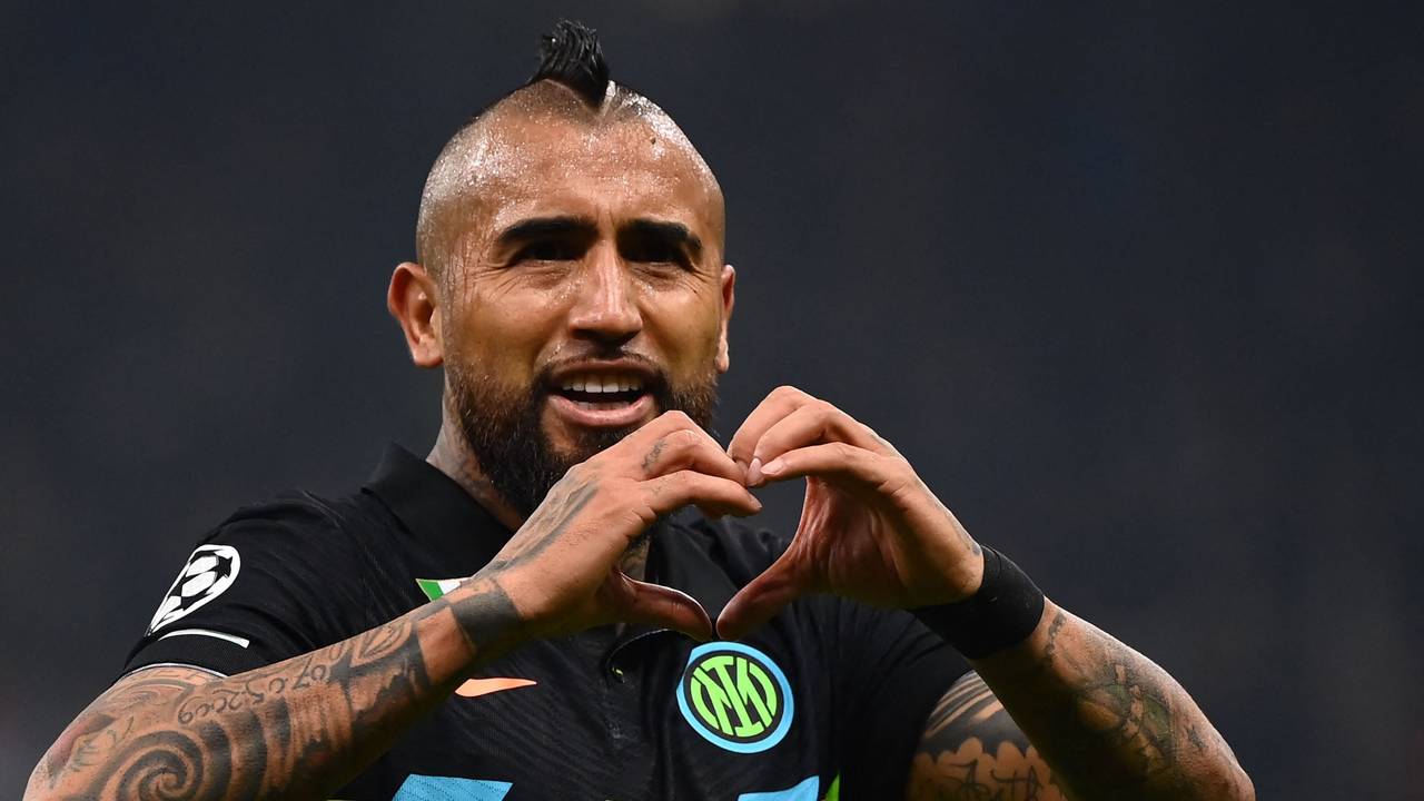 Inter Mailands Arturo Vidal feiert seinen Treffer beim 3:1-Sieg in der Champions League über den FC Sheriff Tiraspol mit einem handgeformten Herz